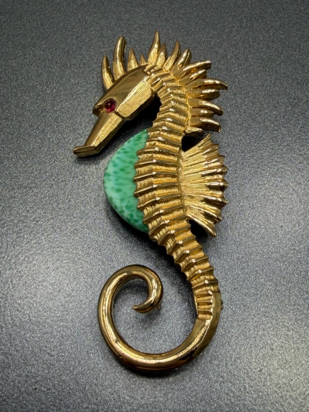 Vintage Boucher Gold Seahorse Brooch with Green Peking Glass #50SB - Picture 2 of 4